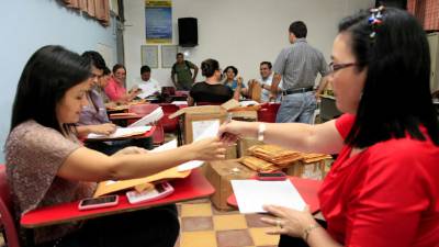 La junta de selección realizaba ayer el conteo de méritos profesionales de cada docente concursante.