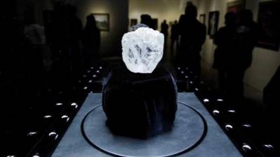 Vista del diamante Lesedi La Rona, en la sede de la firma Sotherby's en Nueva York, EUA, ayer 4 de mayo de 2016. La pieza, descubierta en Botsuana el pasado mes de noviembre, será subastada en Londres el próximo 29 de junio. EFE