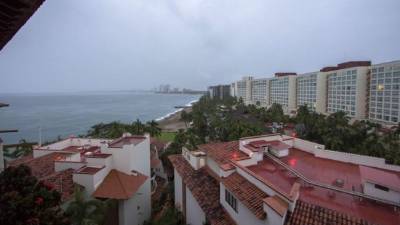 Los vientos máximos sostenidos de Patricia se han degradado a cerca de 80 km/h y se espera que siga perdiendo fuerza a medida que se interna más en México. Foto AFP.