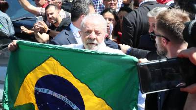 El expresidente brasileño y candidato presidencial Luiz Inácio Lula da Silva sostiene una bandera mientras saluda a simpatizantes tras votar en la segunda ronda de las elecciones presidenciales hoy, en Sao Bernardo do Campo, Sao Paulo (Brasil). EFE/Sebastiao Moreira