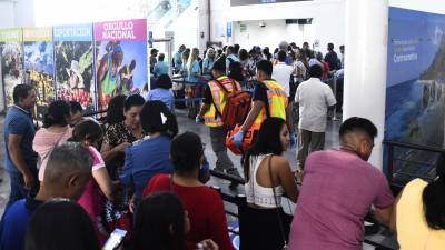 El chequeo en Migración tanto de entrada como de salida es uno de los mayores cuellos de botella del aeropuerto, ya que es poco personal para la alta demanda. Fotos: Héctor Edú.