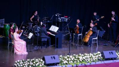 Parte de los alumnos de AMS en su presentación musical en conjunto.