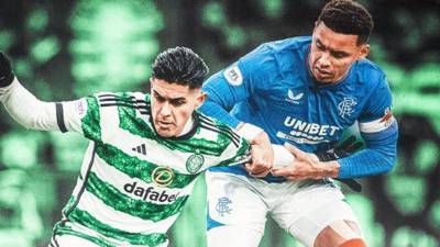 Luis Palma en la disputa del balón durante el clásico Celtic vs Rangers