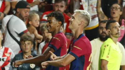 Dani Olmo celebrando su primer gol con el Barcelona junto a Lamine Yamal.