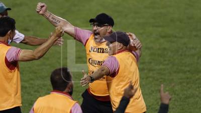 Tato García festejando con su cuerpo técnico el gol que le dio el triunfo al verde ante la máquina.