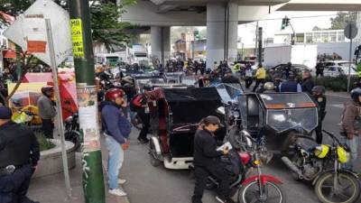 Las autoridades mexicanas creen que unos 5,000 mototaxistas formaban parte de la red criminal del 'Ojos'. Foto El Universal.