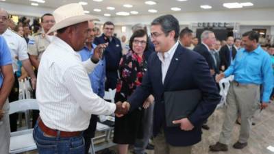 El presidente de Honduras, Juan Orlando Hernández, saluda a pequeños productores.
