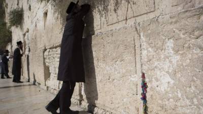 Un judío ultraortodoxo reza en el Muro de las Lamentaciones en Jerusalén (Israel). EFE/Archivo