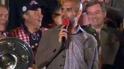 Mientras el DT Pep Guardiola daba un discurso durante los festejos de Bayern Munich, el francés Franck Ribéry le hacía una mala broma.