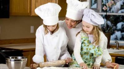 Los niños deben ser supervisados mientras están en la cocina.