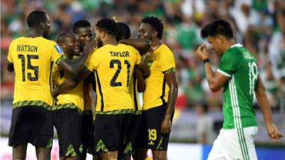 Los jugadores de Jamaica celebrando el golazo de Kemar Lawrence contra México. Foto AFP