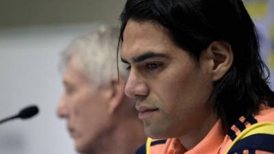 La estrella del fútbol de Colombia, Radamel Falcao García, se queda afuera del Mundial Brasil-2014 al no haberse recuperado de su lesión. AFP