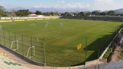 Eficaz. El sistema de riego resalta en el estadio del Parrillas One, el mantenimiento es total en la grama bermuda.