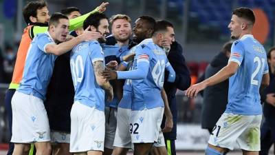 La Lazio se impuso por goleada 3-0 a la Roma en el derbi romano. Foto EFE