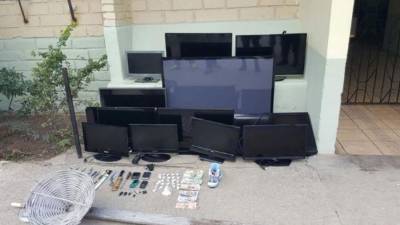 Una antena artesanal, plasmas, celulares, droga, dinero y armas fueron encontradas en el centro penal de Comayagua.