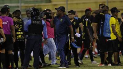 En el Real España encabezados por Hernán Medford salieron enfadados tras el pitazo final del empate 1-1 que lograron ante Olimpia en el estadio Carlos Miranda de Comayagua. En el club sampedrano reclamaron una falta penal sobre el cierre del juego. Fotos Alex Pérez.