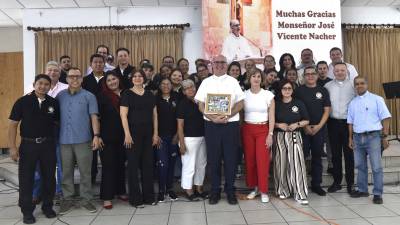 El padre José Vicente Nacher junto a voluntarios y miembros de la junta directiva de OSOVI.