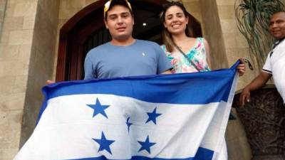 Jorge Luis Jr. y Verónica apoyando a la Selección de Honduras.