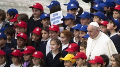 El papa Francisco (d) a su llegada a la audiencia general del miércoles en el aula Pablo VI en el Vaticano.