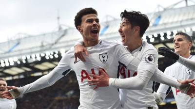 Dele Alli celebra uno de sus goles con Son Heung-Min contra el Chelsea. Foto AFP