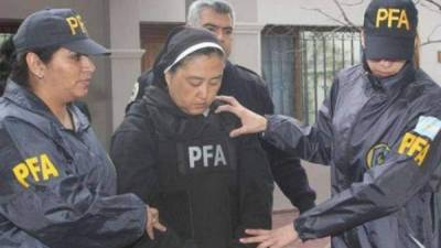 Momentos en que la monja japonesa era detenida por las autoridades. Foto La Nación de Costa Rica.