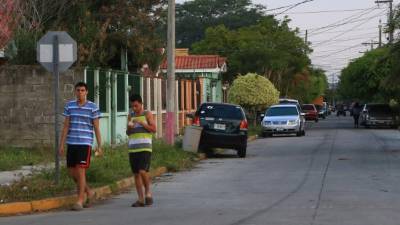 Con esta fotografía solo se quiso ilustrar que los pobladores de la Santa Mónica aprovechan las tardes para salir a caminar.