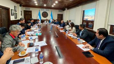 <b><span class=mln_uppercase_mln>Reunión.</span></b> Autoridades con representantes del BCIE y Corea del Sur.