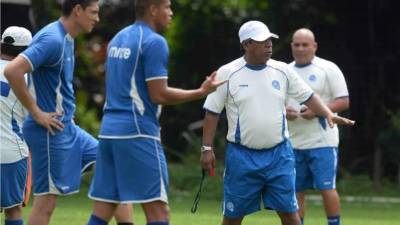 Ramón Maradiaga tiene el reto con los salvadoreños de pasar a la siguiente fase. Foto EDH Deportes.