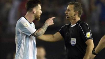 Messi insultó a un juez asistente de línea en el partido con Chile jugado el 23 de marzo en Buenos Aires.