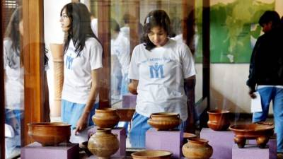 Una joven observa las vasijas hechas en el período prehispánico. Foto: Max Lemus.