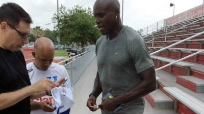 Lewis saludó a sus seguidores.