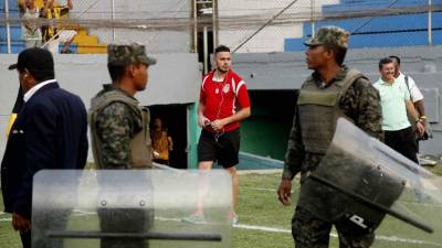 Los militares resguardan a la plantilla del cuadro de Tocoa.