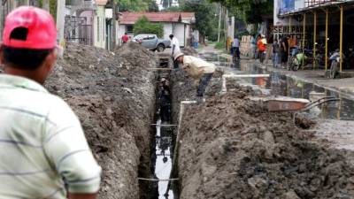 Personal contratado por Aguas de La Lima instala el nuevo alcantarillado sanitario en La Lima.