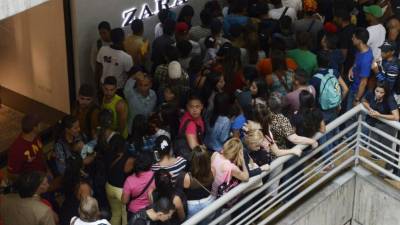 Los venezolanos realizaron una enorme fila para entrar a la tienda de ropa.