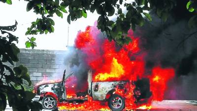 Cuatro sujetos rociaron combustible y dispararon contra el vehículo hasta hacerlo explotar en llamas con dos cuerpos en su interior.