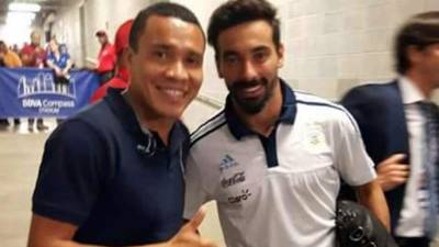 'Rambo' de León junto a Ezequiel Lavezzi, figura de Argentina y del PSG.