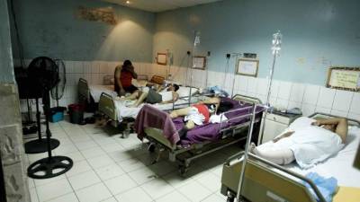 Dos pacientes y un familiar reciben aire de ventilador.