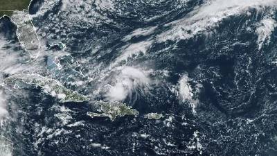 Fuertes lluvias y vientos azotan Cuba tras el impacto del ciclón de categoría 1.
