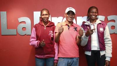 Los corredores africanos Hailemariam Mola (c.), Caroline Jebiwot (i.) y Ruth Chepkoech visitaron la redacción de LA PRENSA tras llegar a Honduras en horas de la noche.