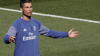 GRA125. MADRID, 04/04/2017.- El delantero del Real Madrid Cristiano Ronaldo, durante el entrenamiento que ha realizado hoy la plantilla en Valdebebas para preparar el partido correspondiente a la 30ª jornada de LaLiga Santander 2016/2017, que disputarán mañana contra el Leganés en Butarque. EFE/Chema Moya