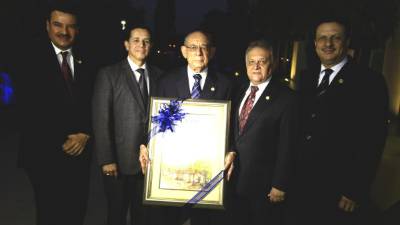 Ramón Fuentes, Gerardo Rivera, el homenajeado Erdulfo Laínez, Carlos Bueso y Oswaldo Figueroa.