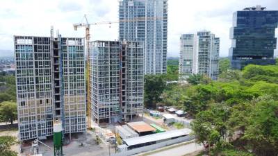 <b>Edificios en construcción en el sector noroeste de San Pedro Sula. Foto: Melvin. Cubas</b>