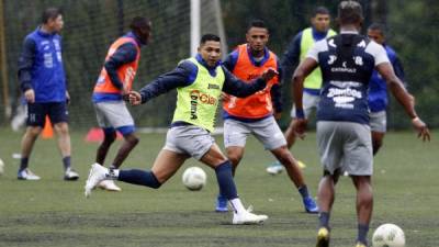 Emilio Izaguirre y Alex López están atentos al pase de Brayan Beckeles.