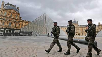 Militares franceses patrullan las calles de París.