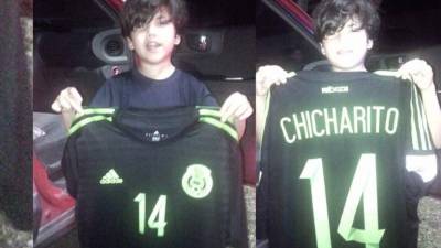 Esta fue la camiseta que recibió el pequeño por parte de Javier Hernández.