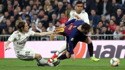 Madridistas y azulgranas se enfrentan de nuevo en el Santiago Bernabéu en un choque decisivo por el título liguero.