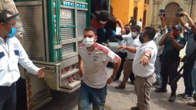Un grupo 49 migrantes indocumentados, entre ellos mujeres y menores de edad, fue detenido en el municipio de Asunción Nochixtlán, Oaxaca. Viajaban en 8 camionetas con placas de Chiapas. Agencia Reforma
