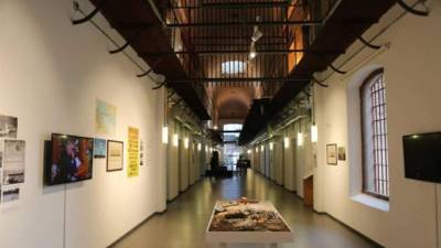 Vista de la antigua cárcel montevideana que se encuentra en uno de los pabellones que fue remodelado para formar del Espacio de Arte Contemporáneo. Foto EFE.