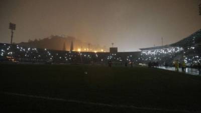 En el estadio Nacional se fue la luz en las torres de energía eléctrica. Foto Juan Salgado