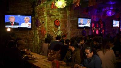 Hispanos observan el debate en un bar de Los Angeles, California.